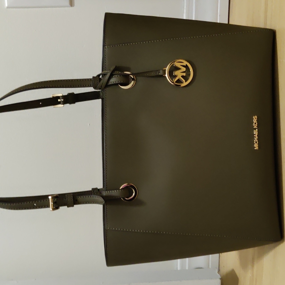 Stunning never used Michael Kors Leather Bag. Medium Size. Olive green.
